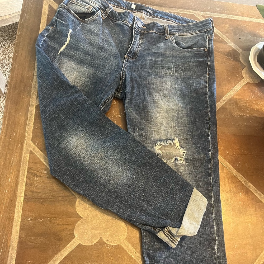 The famous Catherine jeans by Kut available in a hard to find dark wash! Size 14